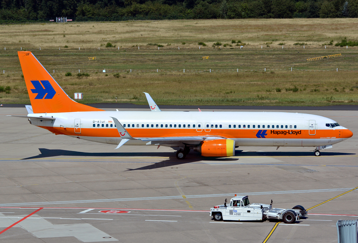 B 737-800 D-ATUF Hapag Lloyd,taxy at CGN - 02.08.2015