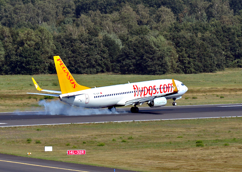 B 737-800 Pegasus, TC-CPF mit  smoky landing  in CGN - 02.08.2015