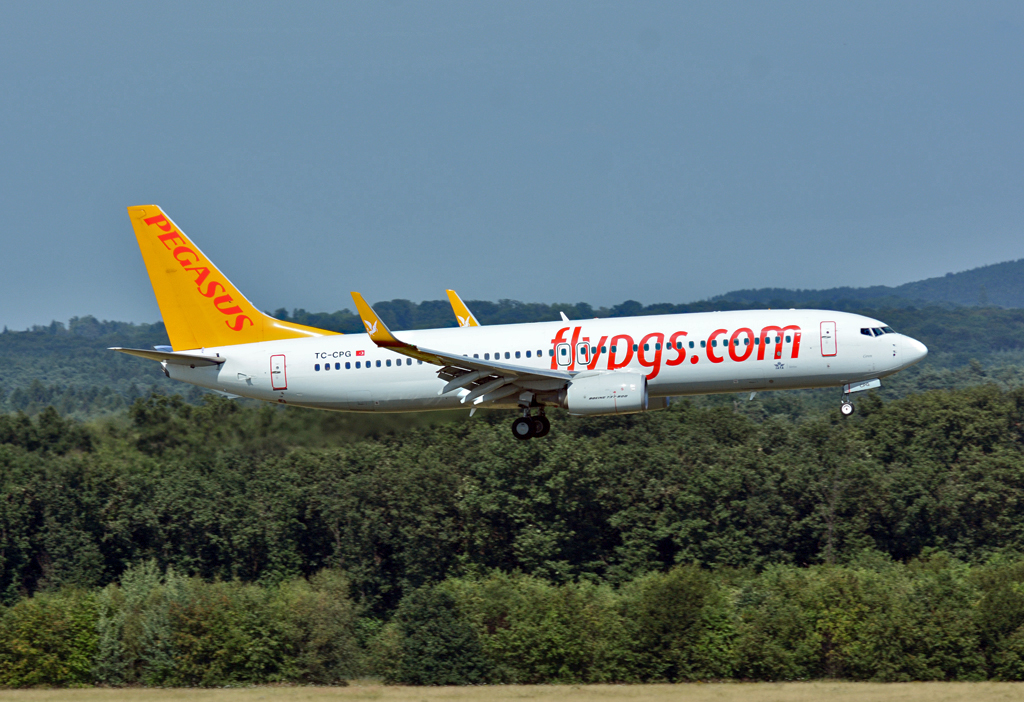 B 737-800 der Pegasus, TC-CPG, short final at CGN  - 02.08.2015