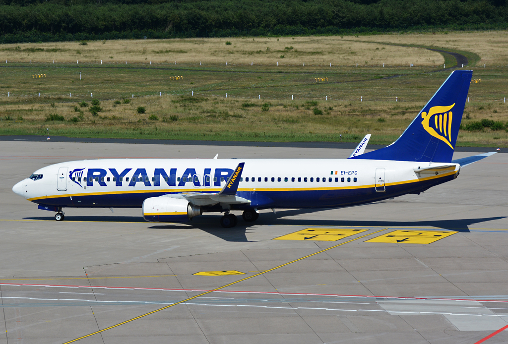 B 737-800 der Rayanair, EI-EPC taxy at CGN - 02.08.2015