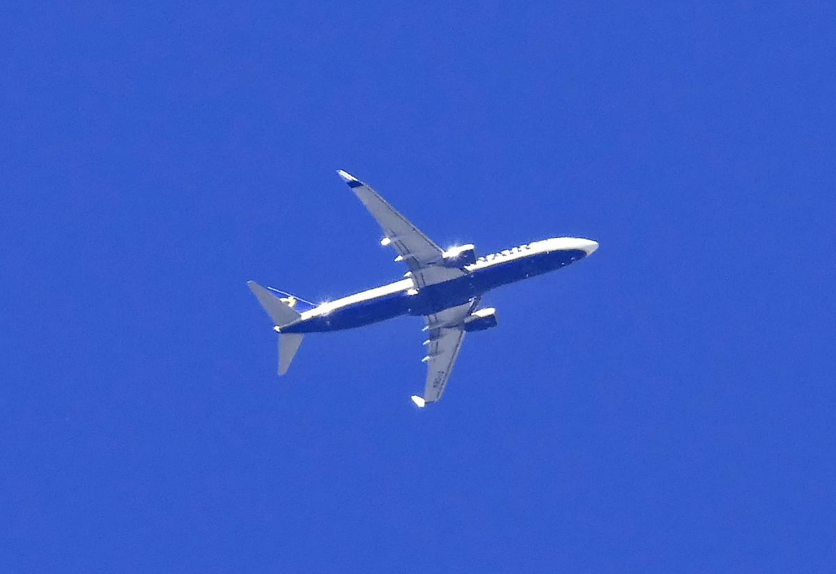 B 737-800 Raynair, EI-EBW von OPO (Porto) im Anflug auf CGN, 6.200 ft über Euskirchen - 26.07.2018