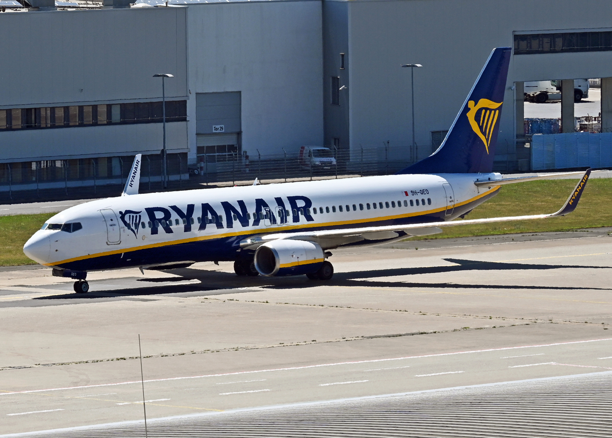 B 737-800 der Ryanair, 9H-QEO, taxy in CGN - 04.07.2022
