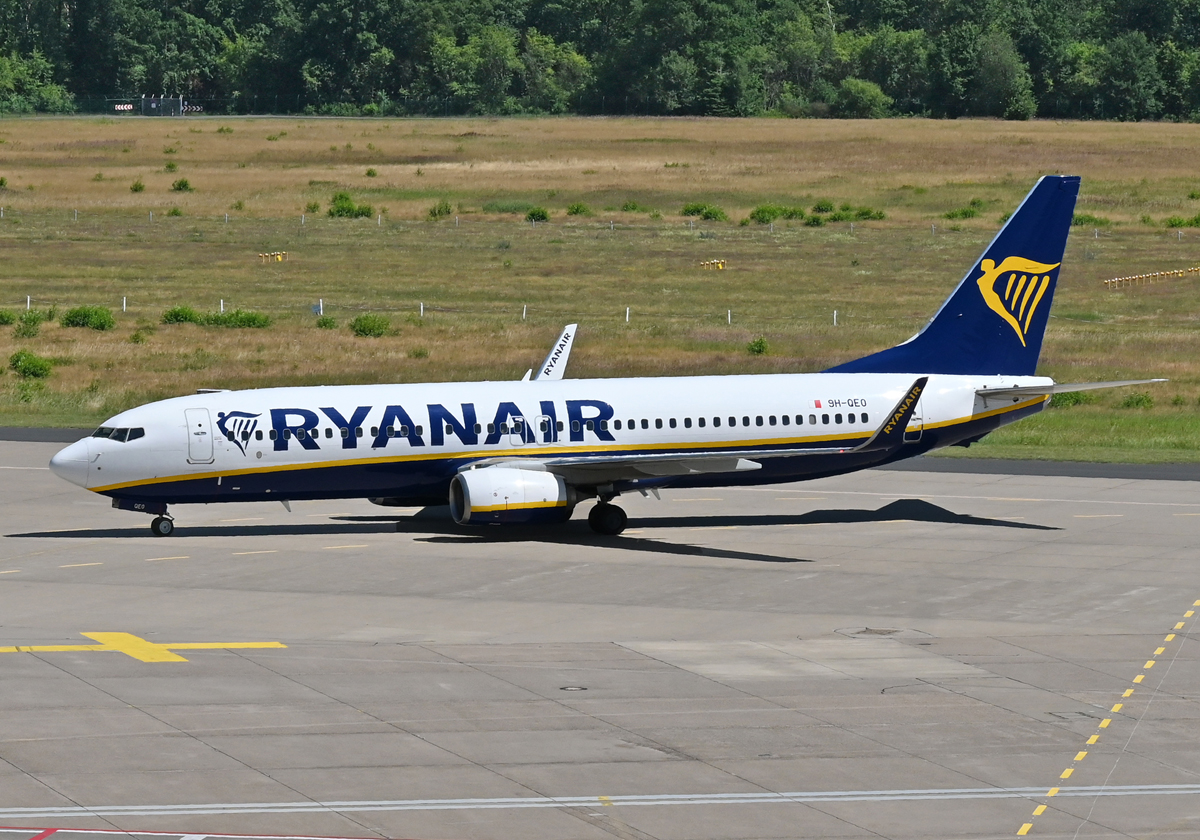 B 737-800 der Ryanair, 9H-QEO taxy in CGN - 04.07.2022