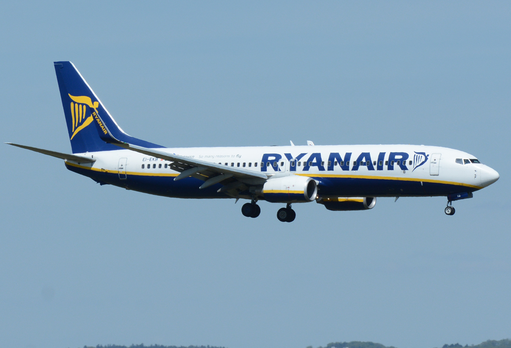 B 737-800 Ryanair EI-EKB, short final in CGN - 05.05.2016
