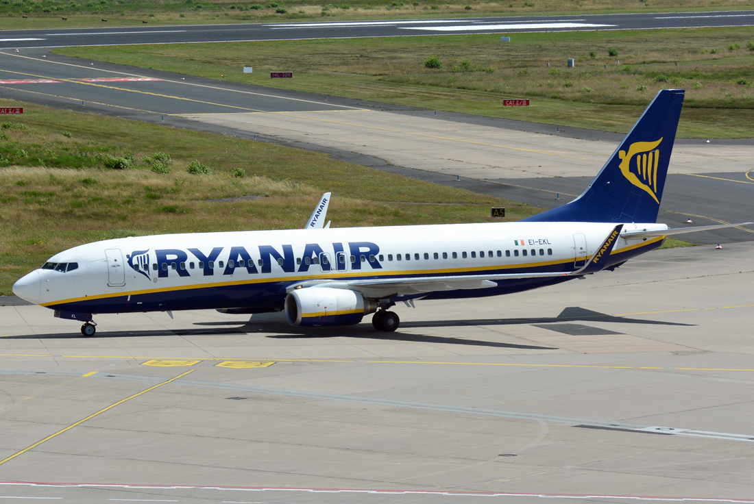 B 737-800 Ryanair, EI-EKL taxy in CGN - 10.07.2016
