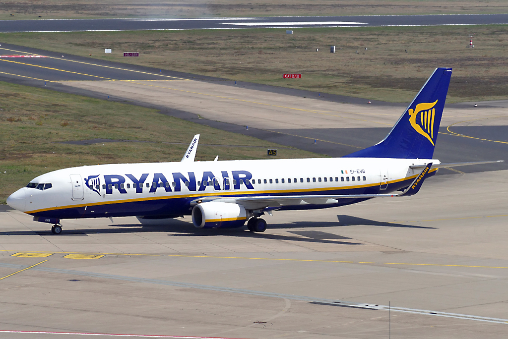 B 737-800 Ryanair EI-EVB taxy in CGN - 09.04.2017