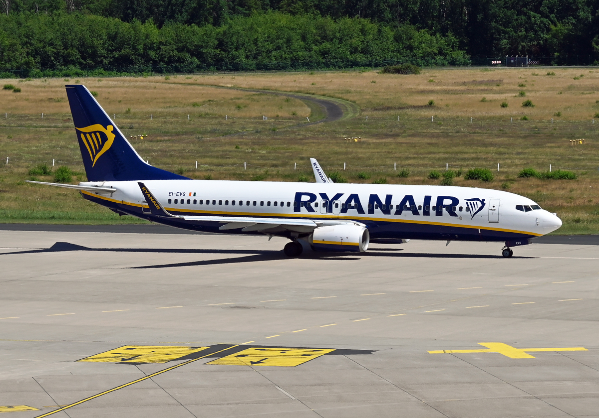 B 737-800 der Ryanair, EI-EVG, rollt zur Startbahn in CGN - 04.07.2022