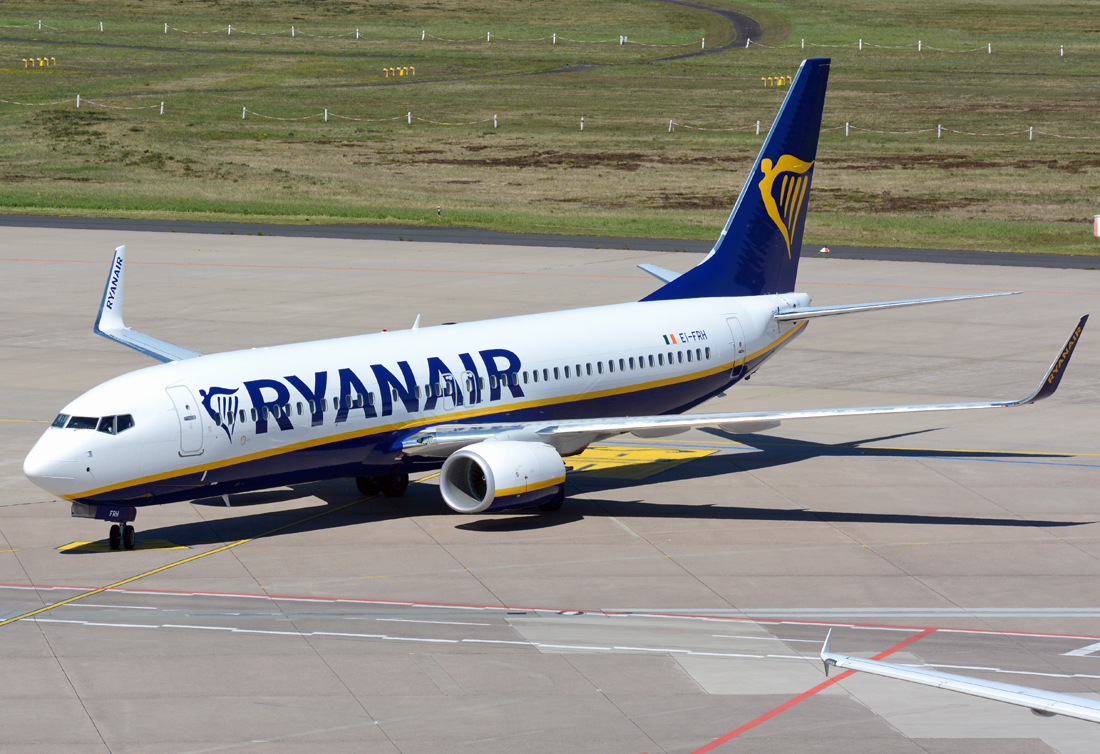 B 737-800 Ryanair EI-FRH, taxy in CGN - 05.05.2016