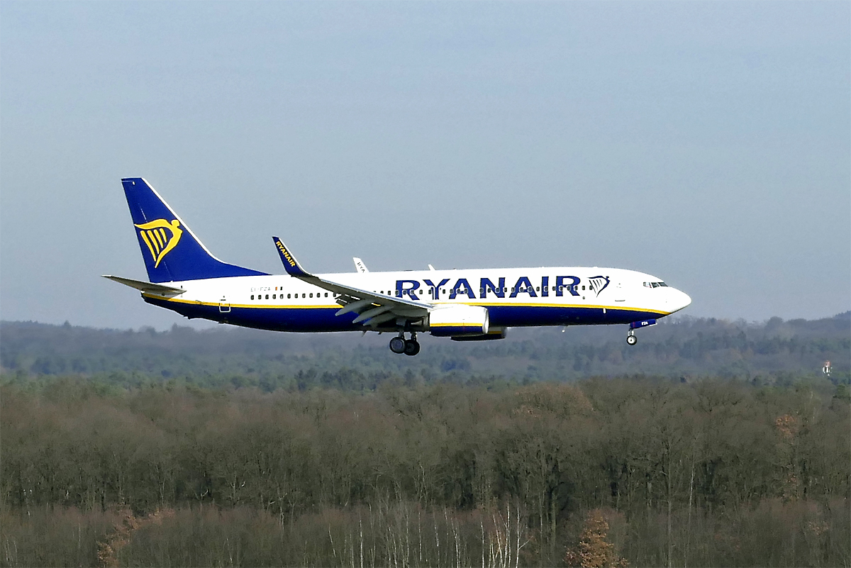 B 737-800 RyanAir, EI-FZA, im short final CGN - 17.02.2019