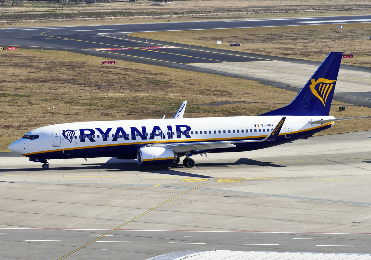 B 737-800 Ryanair, EI-GDA, taxy in CGN - 25.02.2018
