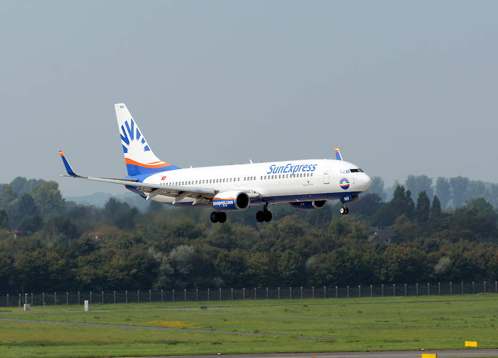 B 737-800 Sun Express, TC-SNH, short final at DUS - 04.09.2014
