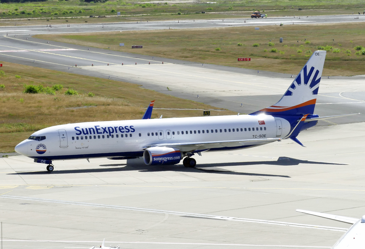B 737-800 Sun Express, TC-SOE taxy in CGN - 08.07.2018