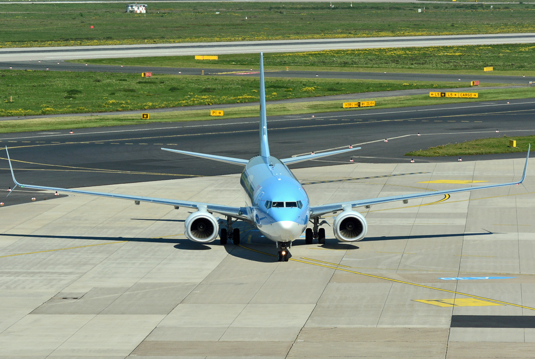 B 737-800 Tuifly, D-ATUM, taxy front in DUS - 01.10.2015