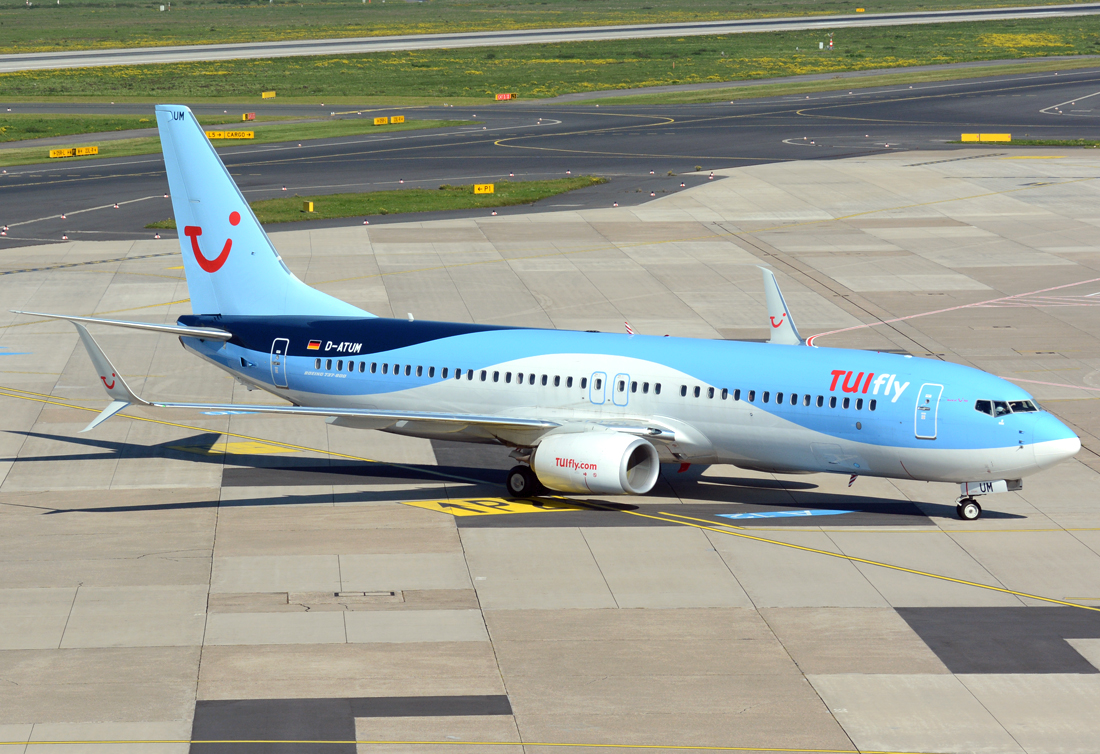 B 737-800 Tuifly D-ATUM, taxy in DUS - 01.10.2015