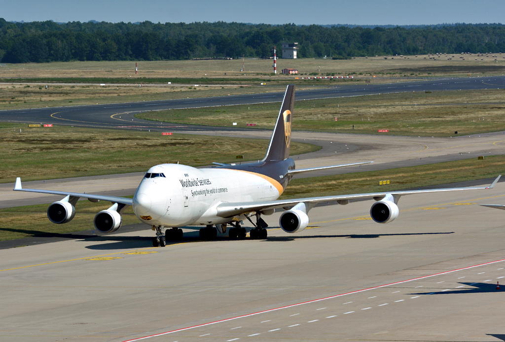 B 747-44AF der UPS, N572UP, taxy at CGN - 02.08.2015