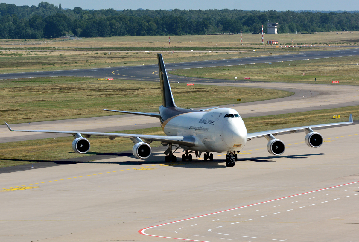 B 747-44AF UPS, N572UP, taxy front CGN - 02.08.2015
