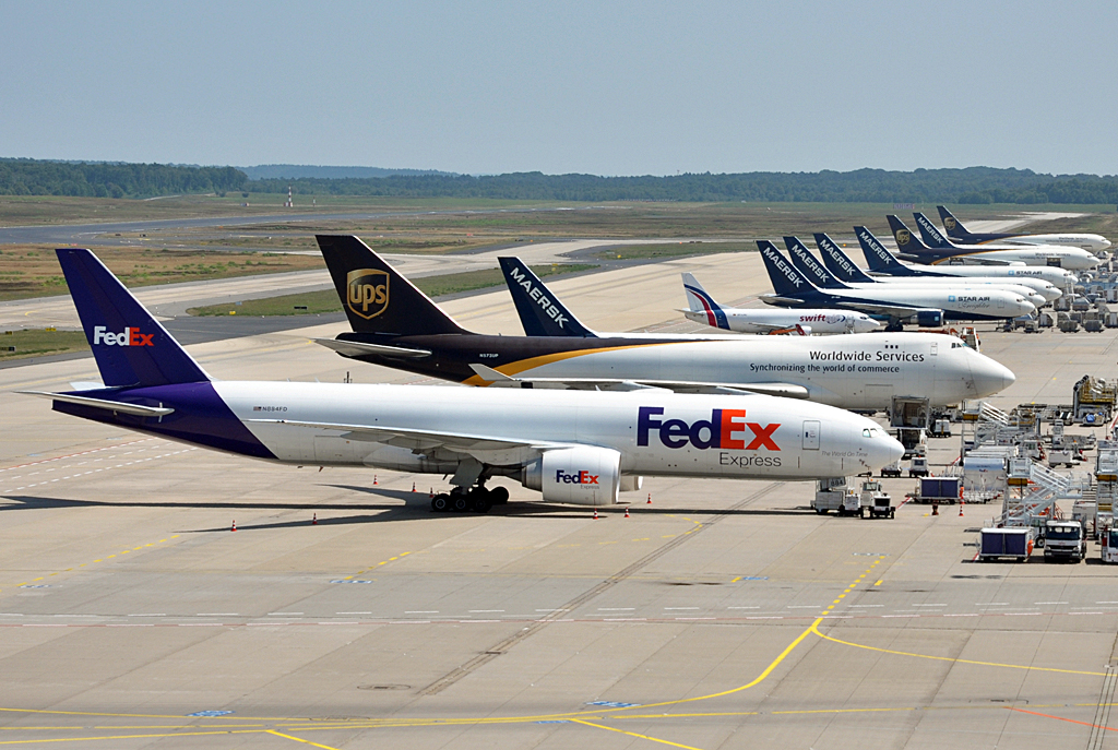 B 777-FS2, N884FD der FedEx und dahinter B 747-44AF N573UP der UPS, in Front einer  Frachterlinie  auf dem Flughafen Kln-Bonn - 21.07.2013
