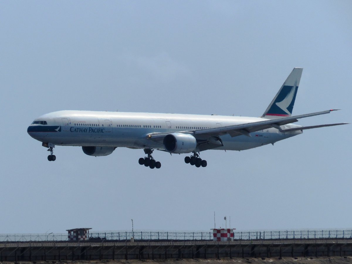 B-HNJ, Boeing 777-367, Cathay Pacific bei der Landung in Denpasar (DPS) am 6.10.2017