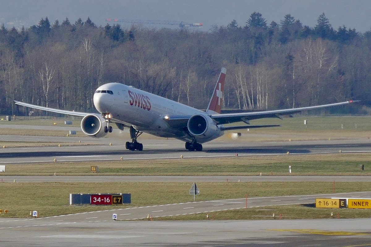 B777-3DE(ER) HB-JNC der Swiss am 19.1.19 beim Abheben am Flughafen Zürich.
