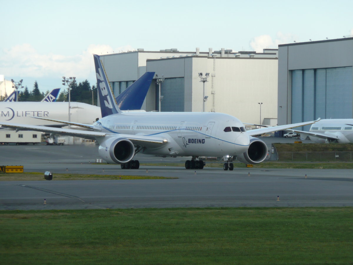 B787 in Werkslackierung, damals noch nicht für den Flugverkehr freigegeben, vor Boeing-Werk in Everett.
3.9.2010  