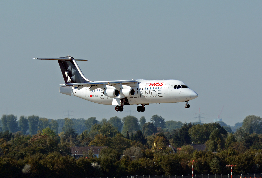 BAe Avro 146-RJ 100, Swiss HB-IYV, short final at DUS - 01.10.2015