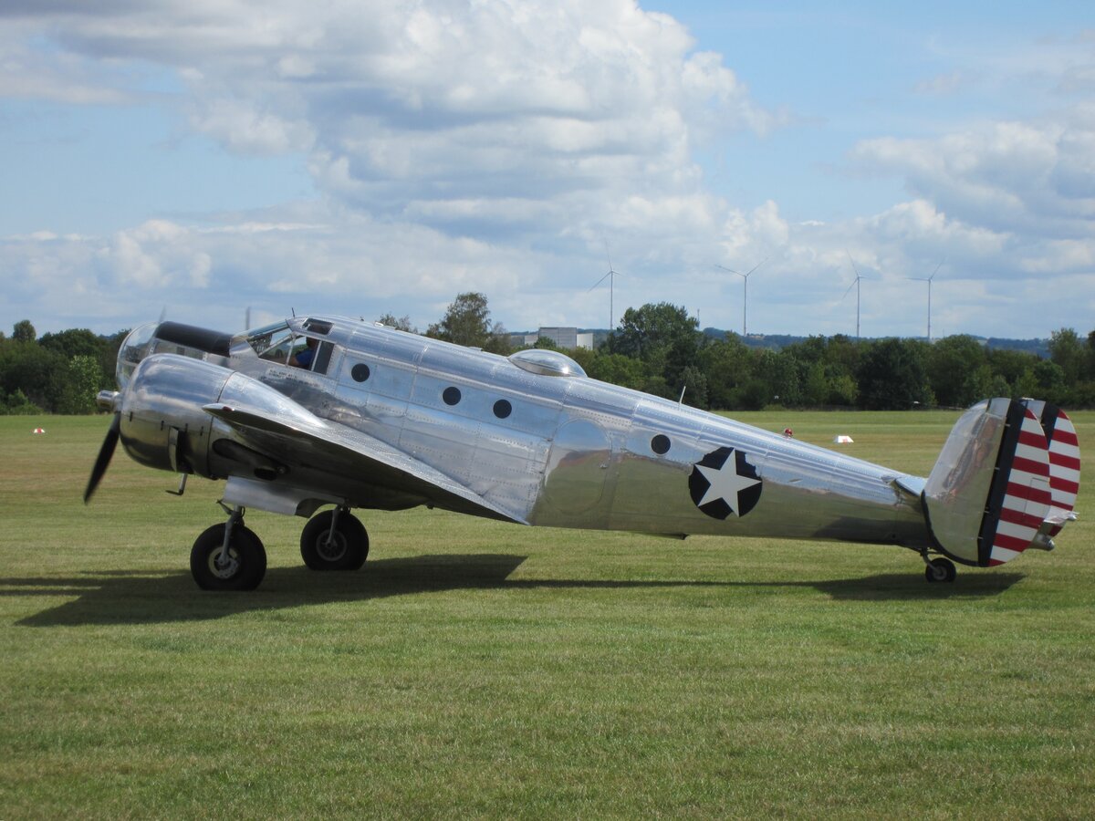 Beech 18 (Variante AT-11) N15KK am 23.08.2026 auf dem Flugplatz Zwickau (EDBD).