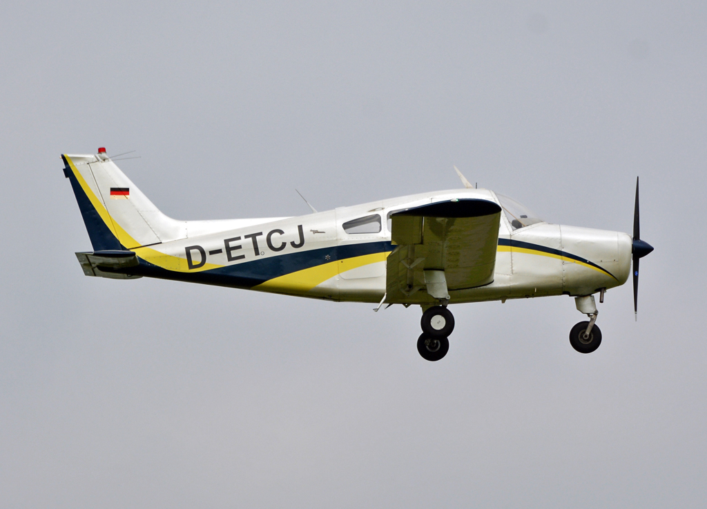 Beech A23A Musketeer D-ETCJ mit Rundfluggästen am Flugplatz Wershofenn - 07.09.2014