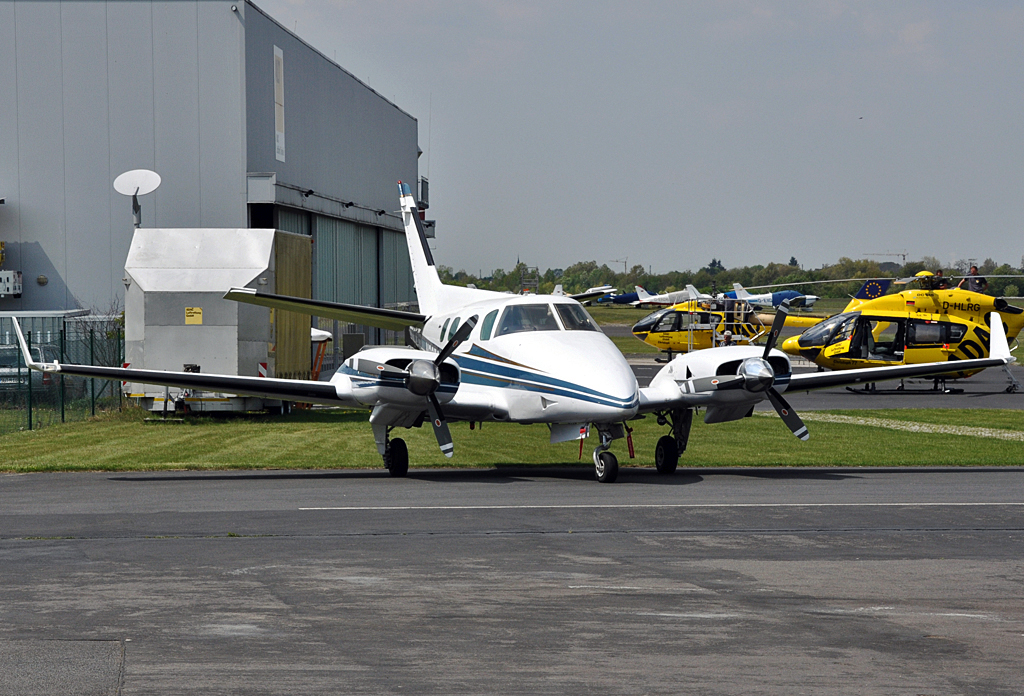 Beech B 60 Duke, N82EC, dahinter die Werfthalle des ADAC, am Flugplatz Bonn-Hangelar -06.05.2013