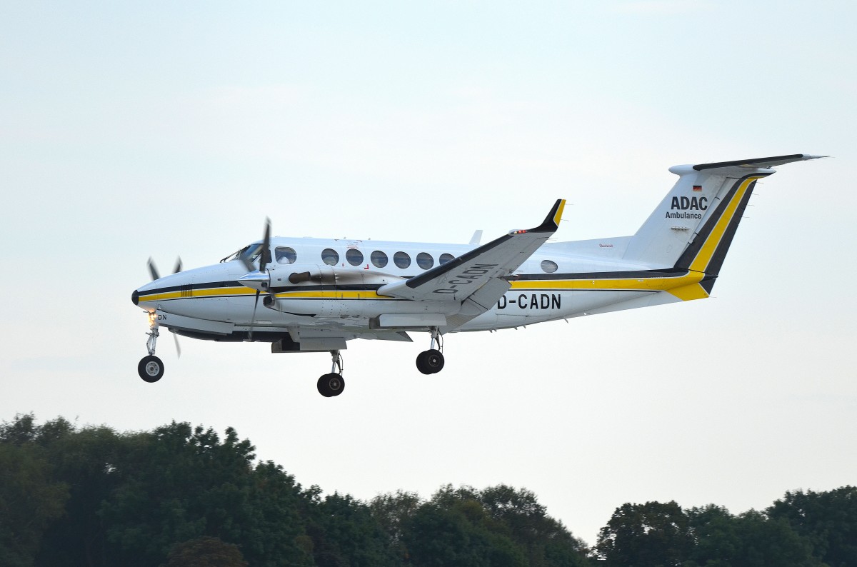 Beech Super King Air 350 D-CADN (ADAC Ambulance) im Anflug auf Hamburg Fuhlsbüttel am 20.09.14