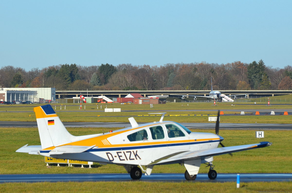 Beechcraft F-33 Bonanza D-EIZK beim rollen zum Start am Airport Hamburg Fuhlsbüttel Helmut Schmidt am 27.11.16