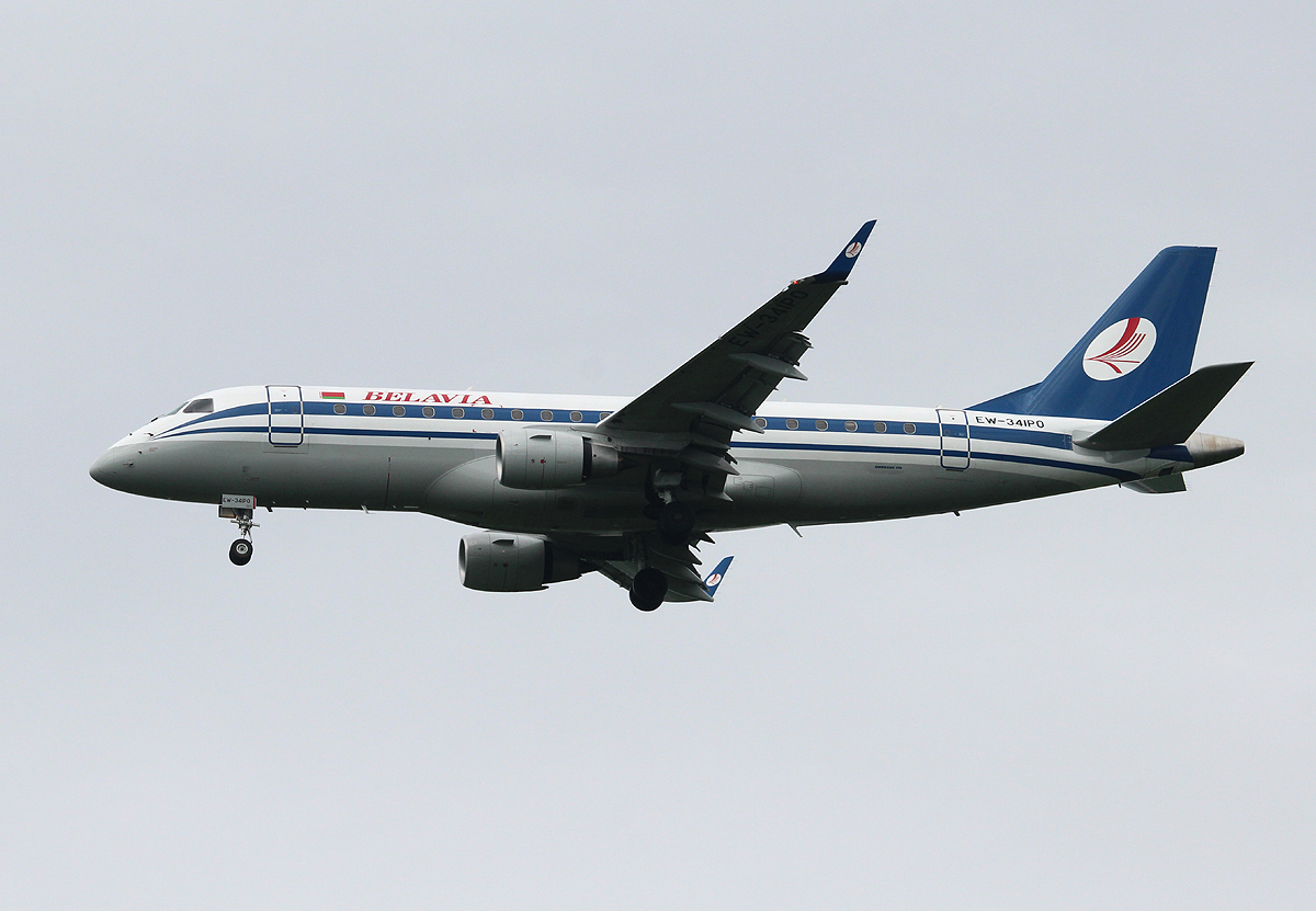 Belavia ERJ-175LR EW-341PO bei der Landung in Berlin-Schnefeld am 09.05.2013