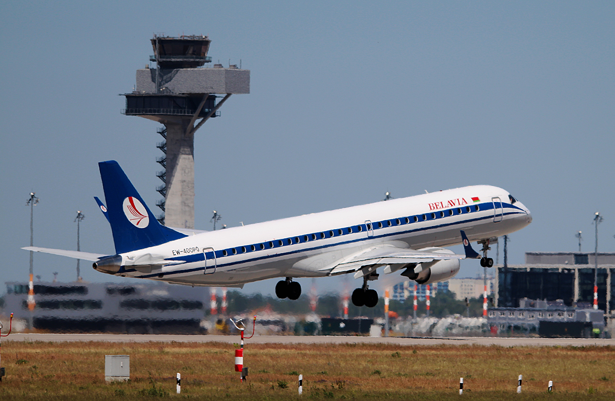 Belavia ERJ-195-200LR EW-400PO beim Start in Berlin-Schnefeld(BER) am 05.06.2015