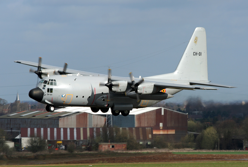 Belgium Air Force C-130 CH-01 bei Trainingsflügen auf 23 in LGG / EBLG / Liege am 31.03.2010
