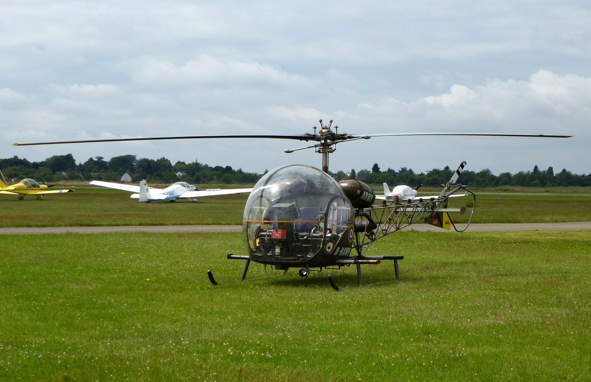 Bell 47, Kennung D-HAWF am Flugplatz Freiburg, der leichte US-amerikanische Mehrzweckhubschrauber wurde von 1946-74 ber 5.600 mal gebaut, Juni 2015