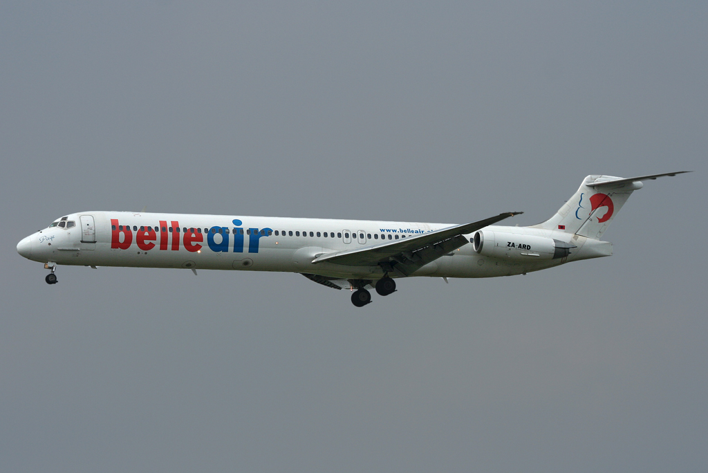 Belle Air MD-82 ZA-ARD im Anflug auf 23 in LGG / EBLG / Liege am 10.05.2010