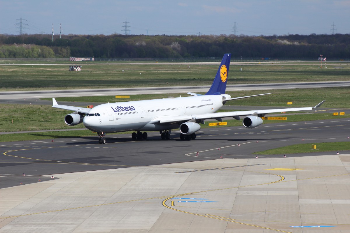Bild 002:
Der Lufthansa Airbus A340 mit der Kennung D-AIGT und dem Taufnamen  Viersen  rollt hier am 18.04.2015 auf dem Düsseldorfer Flughafen vom Terminal zum Start. Die Maschine übernimmt an diesem Tag den Flug 408 der Lufthansa nach New York-Newark. 