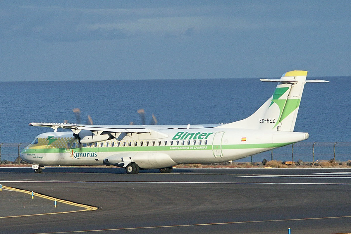 Binter Canarias, EC-HEZ, ATR 72-212A(-500), msn: 582, 4.Dezember 2003, ACE Lanzarote, Spain.