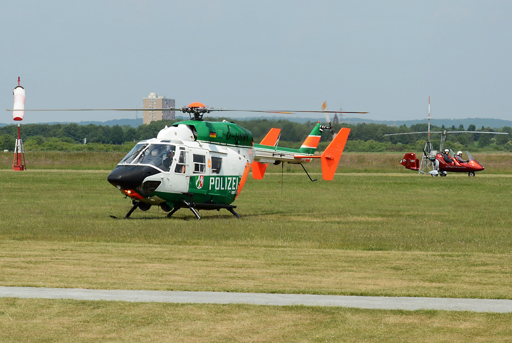 BK-117B-1 D-HNWK der Polizei NRW am Flugplatz Bonn-Hangelar. Im Hintergrund rollt ein Gyrocopter MTOsport vorbei - 03.06.2014