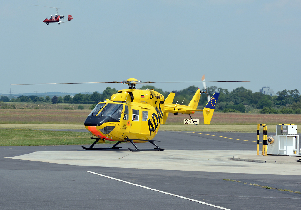 BK-117B-2 des ADAC, D-HDPS in Bonn-Hangelar (im Hintergrund startender Tragschrauber) - 03.06.2014
