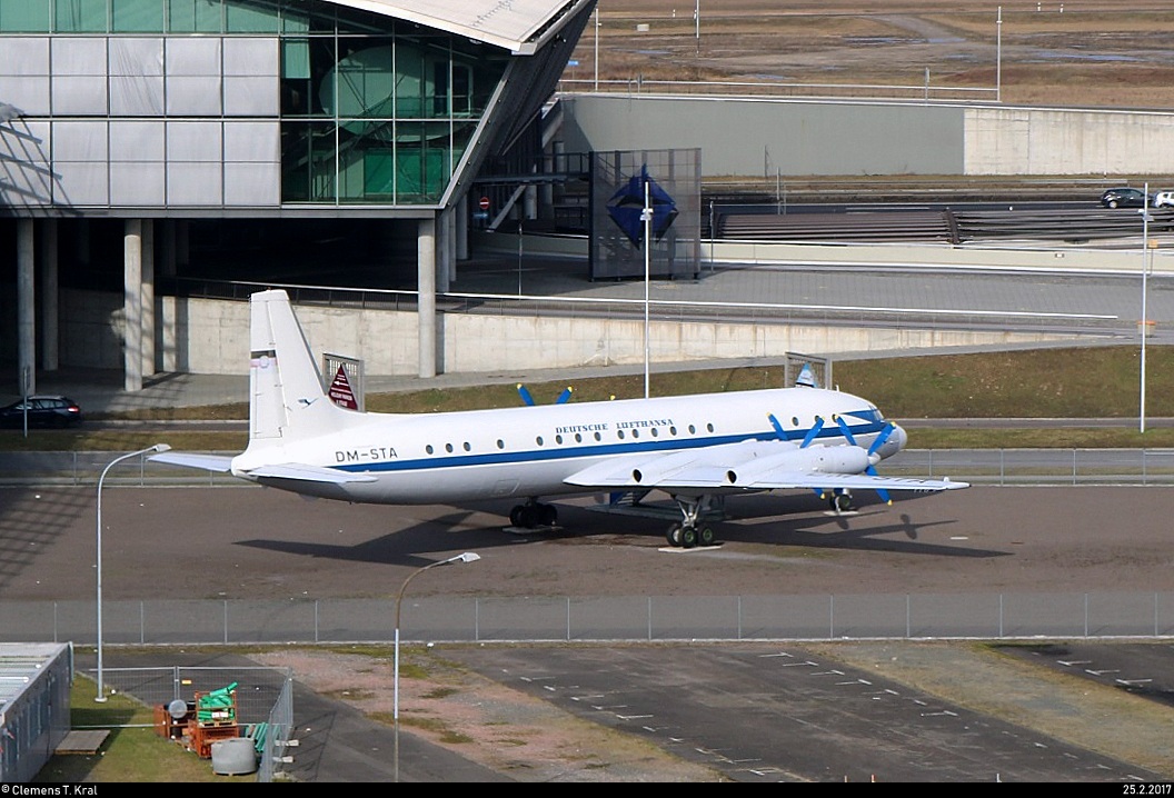 Blick auf die Iljuschin 18 DM-STA (ehem. Interflug), die im Flughafen Leipzig/Halle ausgestellt ist. Aufgenommen von der Besucherplattform. [25.2.2017 | 14:15 Uhr]