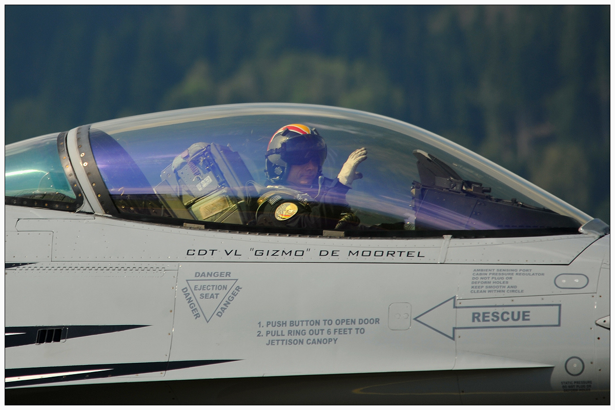 Blick ins Cockpit der LOCKHEED MARTIN F-16AM FIGHTING FALCON (FA-123) von Tom  Gizmo  De Moortel vom Belgian Air Force Solo Display Team nach seinem Trainingsflug für die Airpower16 in Zeltweg am 1.9.2016. 