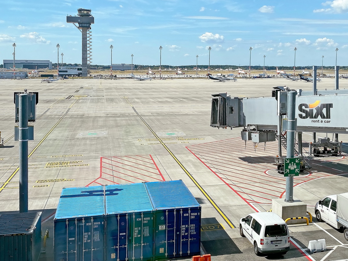 Blick zum Tower des Flughafen Berlin-Brandenburg  Willy Brandt  (BER-EDDB) am 20. August 2020.
Neue Version