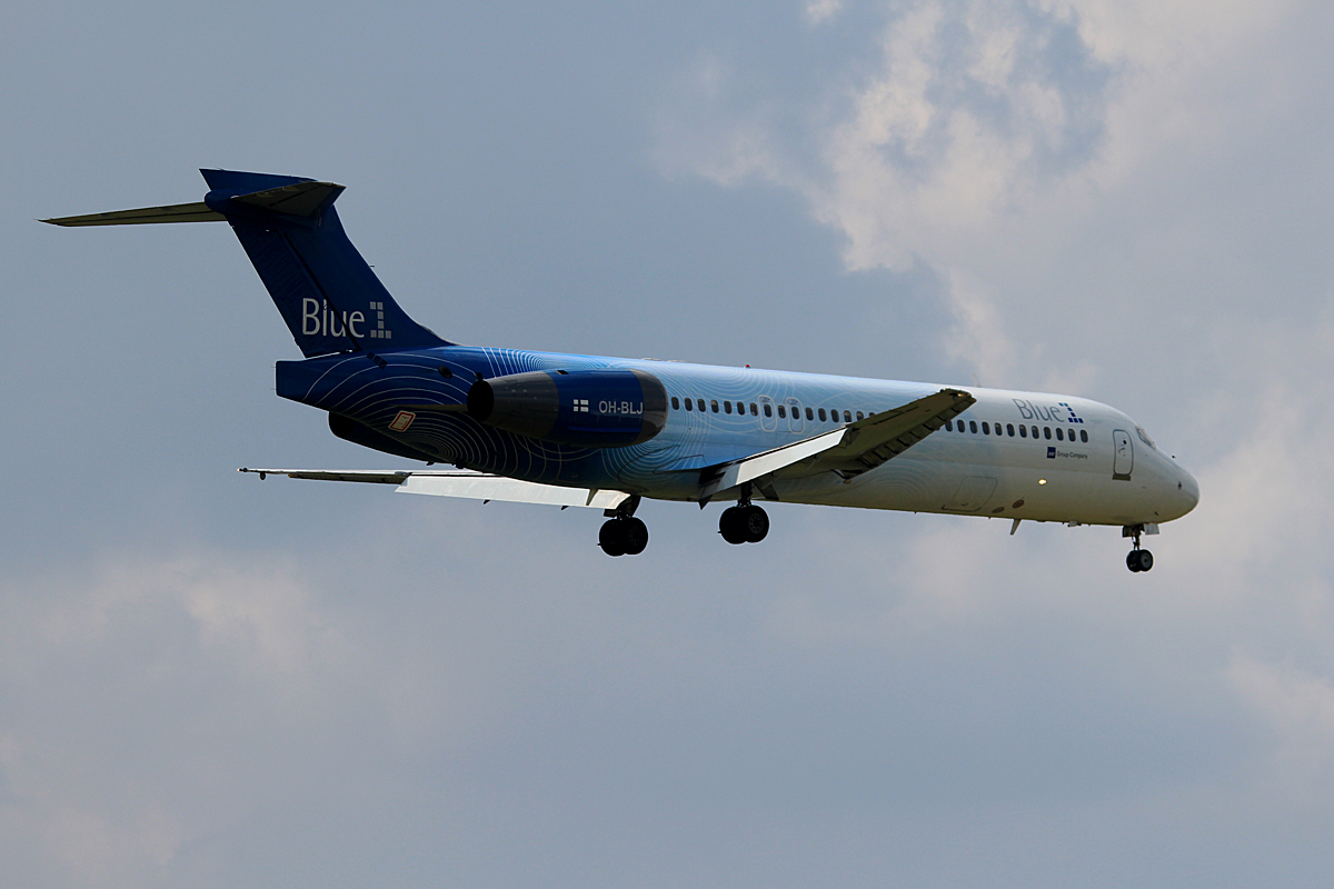 Blue 1 B 717-21S OH-BLJ bei der Landung in Berlin-Tegel am 01.05.2015