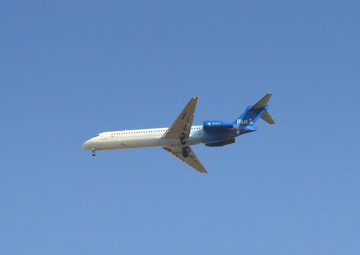 Blue 1 mit Boeing 717-21S (OH-BLJ) beim Landeanflug Flughafen Berlin-Tegel am 22.04.15 über Berlin-Pankow.