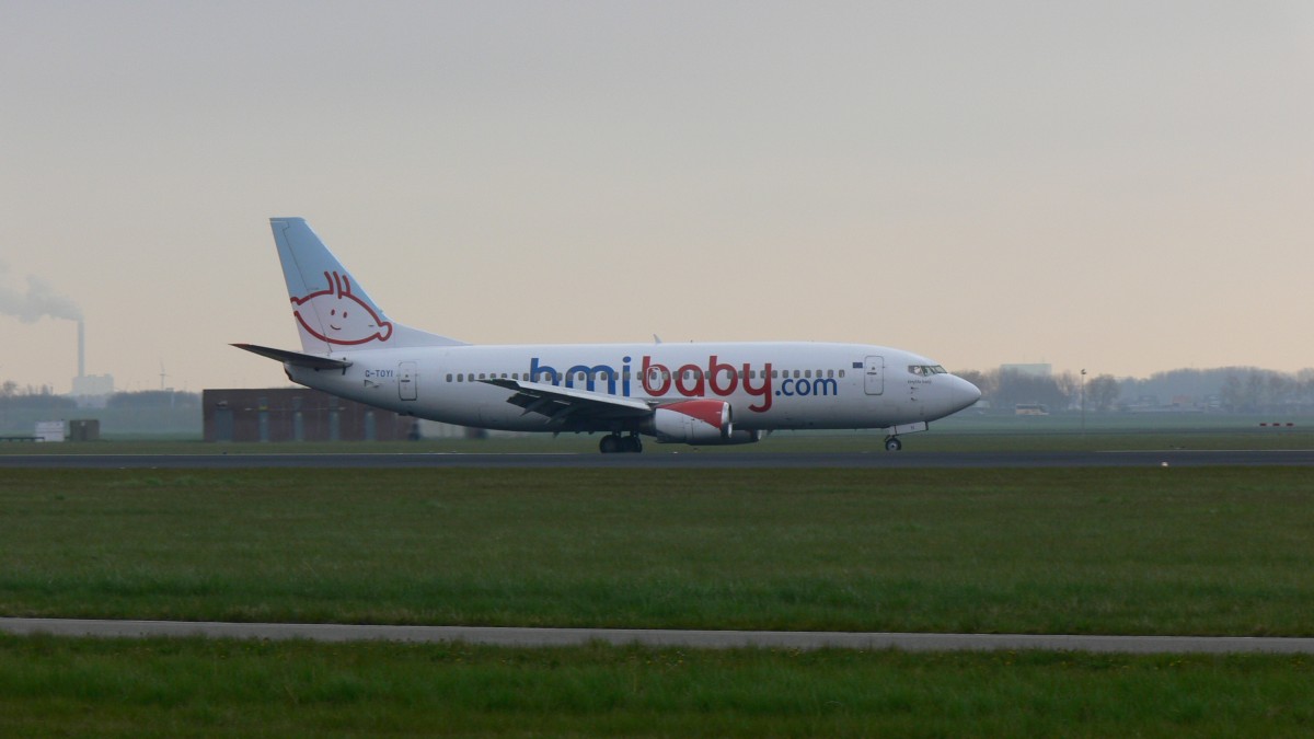 BMI Baby mit G-TOYI einer Boeing 737-3Q8 am 20.04.12 in Amsterdam