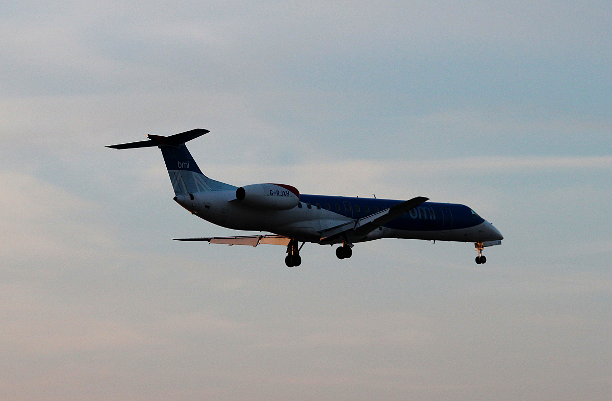 BMI Regional ERJ-145EP G-RJXH bei der Landung in Berlin-Tegel am 18.01.2015
