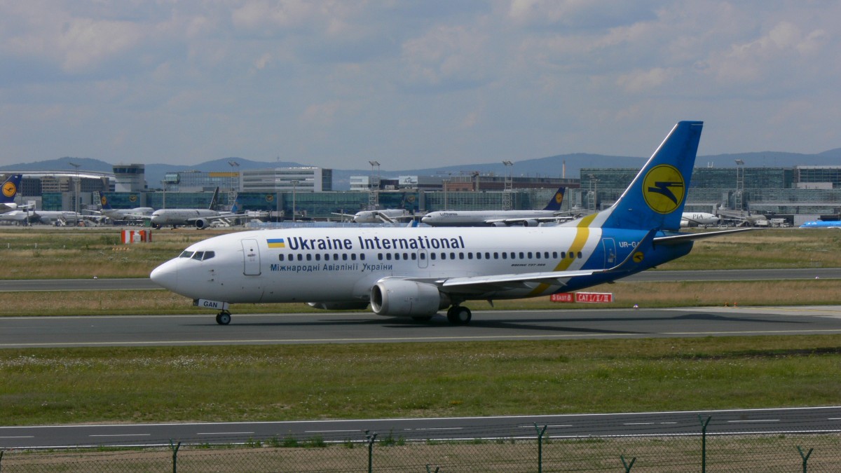 Boeing 737-36N UR-GAN ehemalige F-GRFC von Ukraine International am 02.07.2013 in Frankfurt.