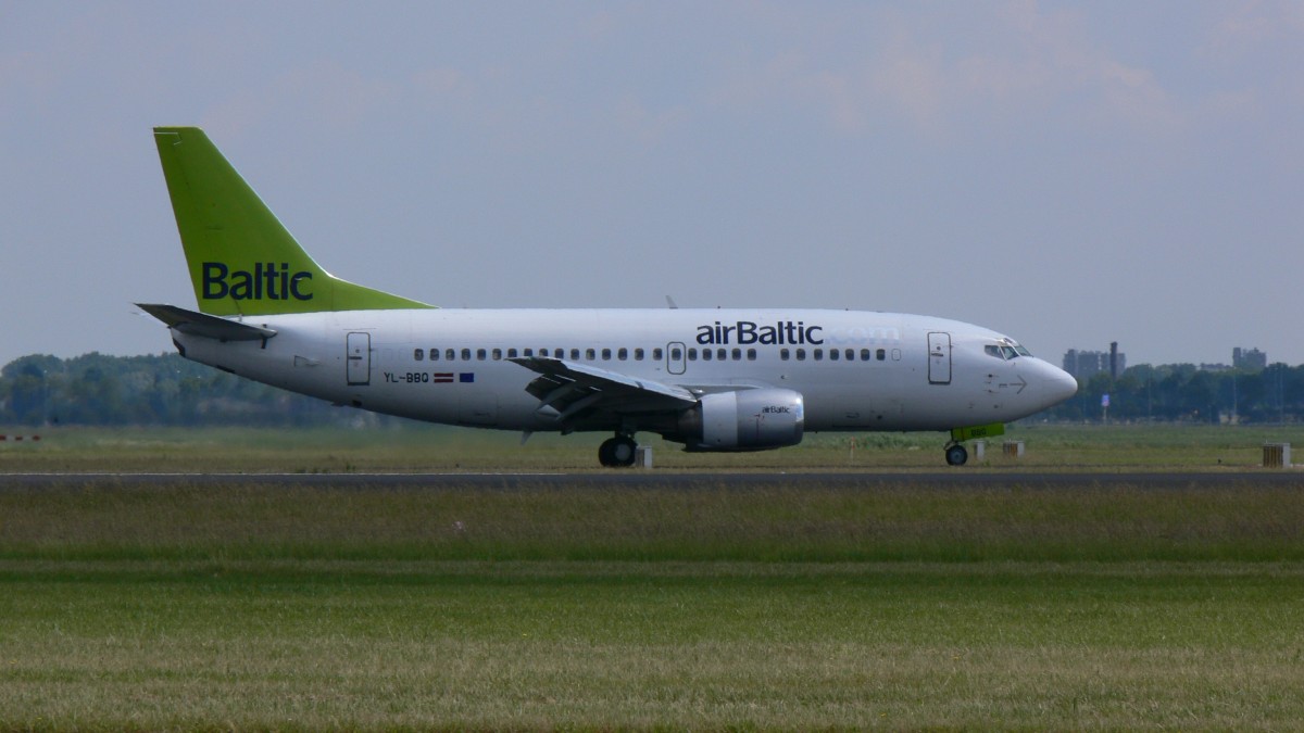 Boeing 737-522 YL-BBQ ex N948UA von Air Baltic am 12.06.2011 in Amsterdam.