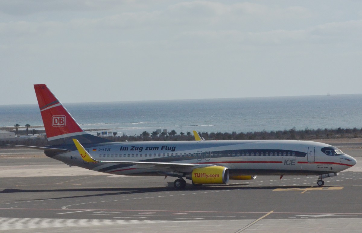 Boeing 737-800 D-ATUE. Das neueste bei der Bahn (ein ICE der fliegt) gesehen am Flughafen in Arrecife am 22.12.13