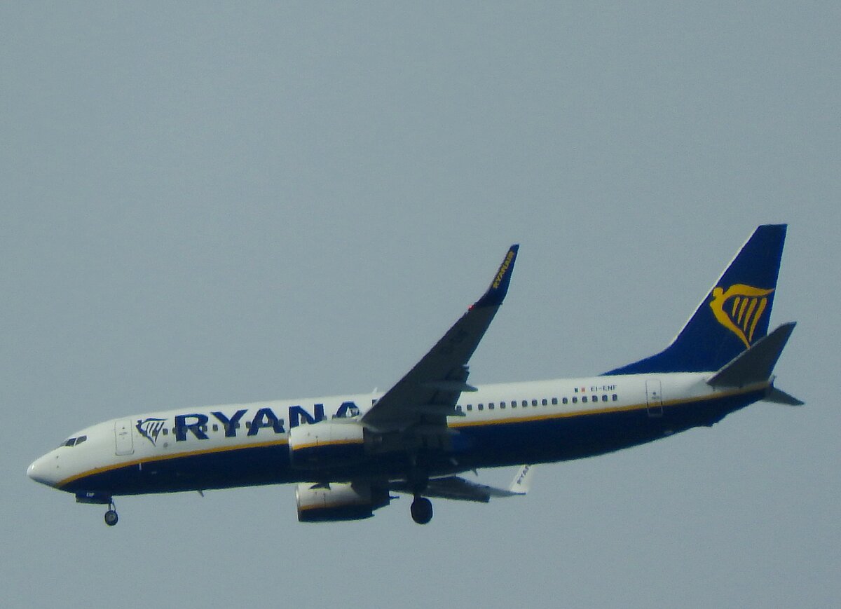 Boeing 737-800, EI-ENF von RYANAIR befindet sich in Anthering im Anflug auf den Flughafen SALZBURG; 230318